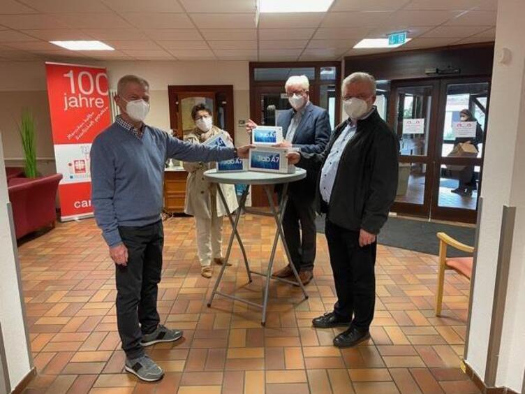 Burkhard Kroeger, Rosemarie Patzelt, Wilfried Haensel und Christian Hassa bei der Übergabe der Tablets im Seniorenheim.